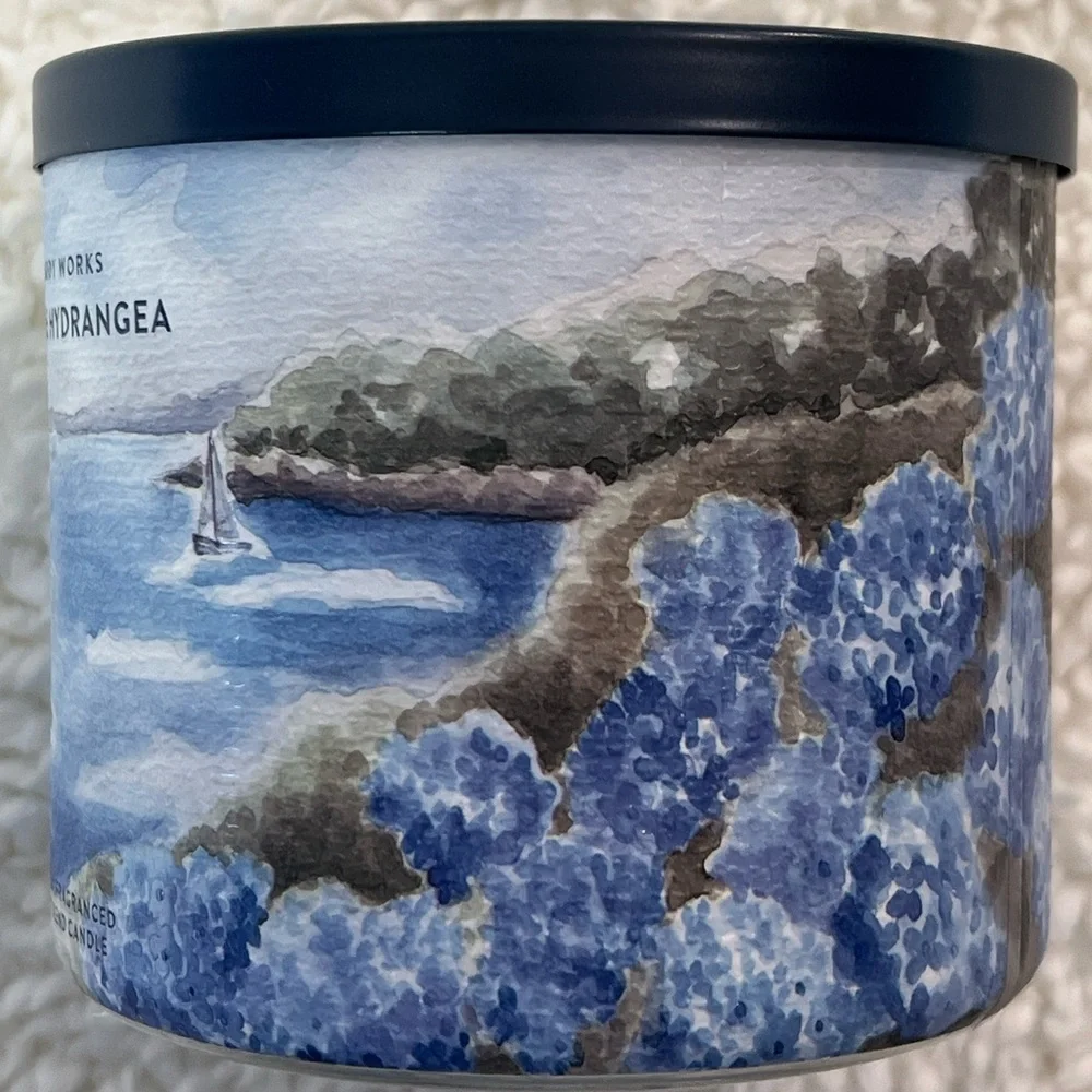 Bath & Body Works Shoreline Hydrangea 3-Wick Soy Wax Candle 3-Wick 14.5 Oz - Picture 4 of 8